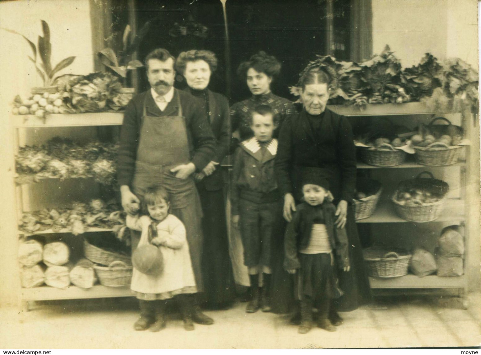 14430 - Carte Photo :DEVANTURE DE MAGASIN DE LEGUMES  -  Carte Photo Coupée 9 X12,4 Cm - Shopkeepers