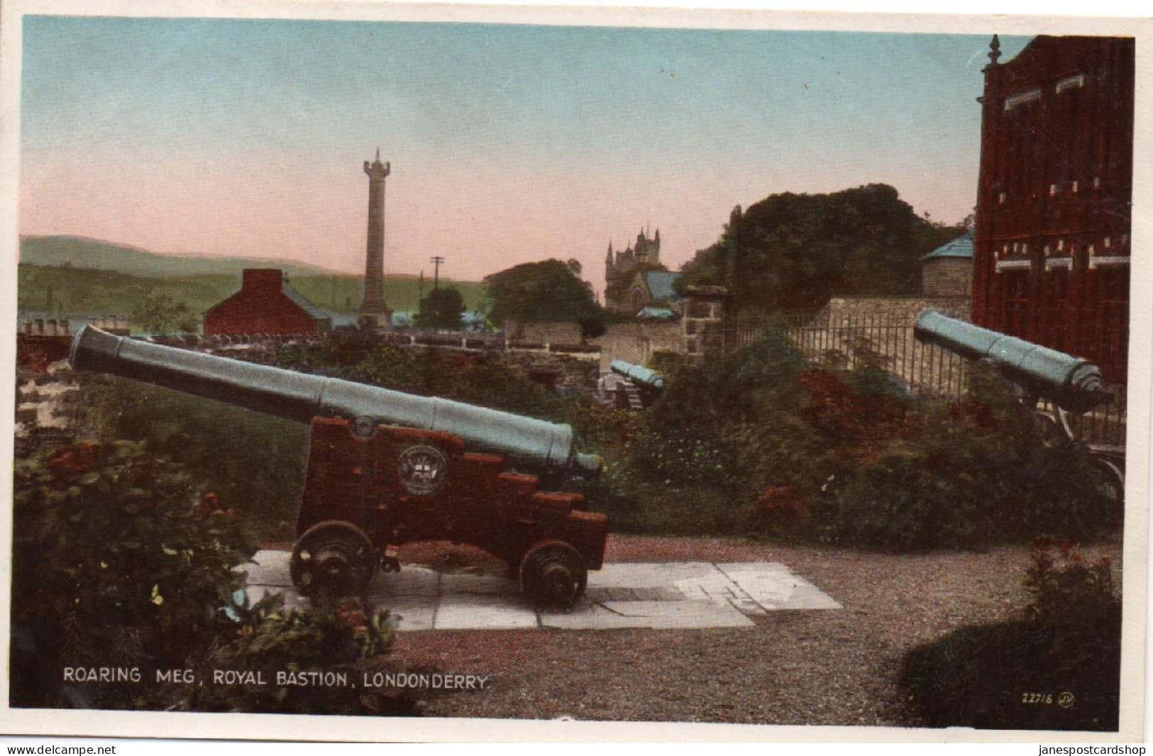 COLOURED POSTCARD - ROARING MEG - ROYAL BASTION- LONDONDERRY  - NORTHERN IRELAND - - Londonderry