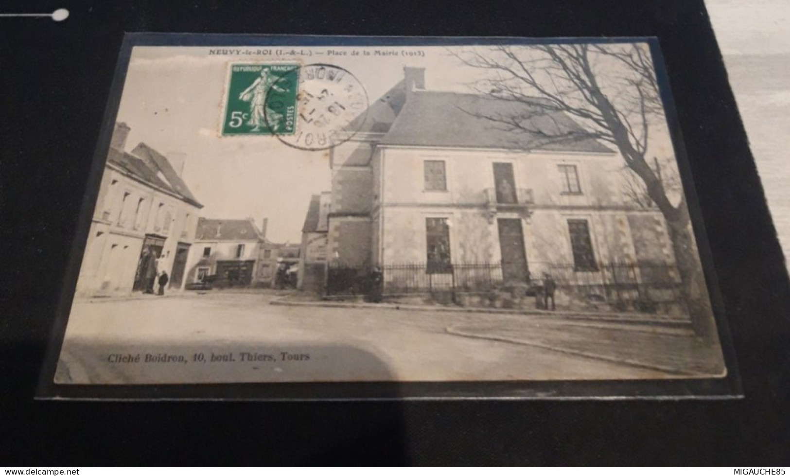 Carte  Postale    NEUVY LE ROI  Place De La Mairie - Neuvy-le-Roi