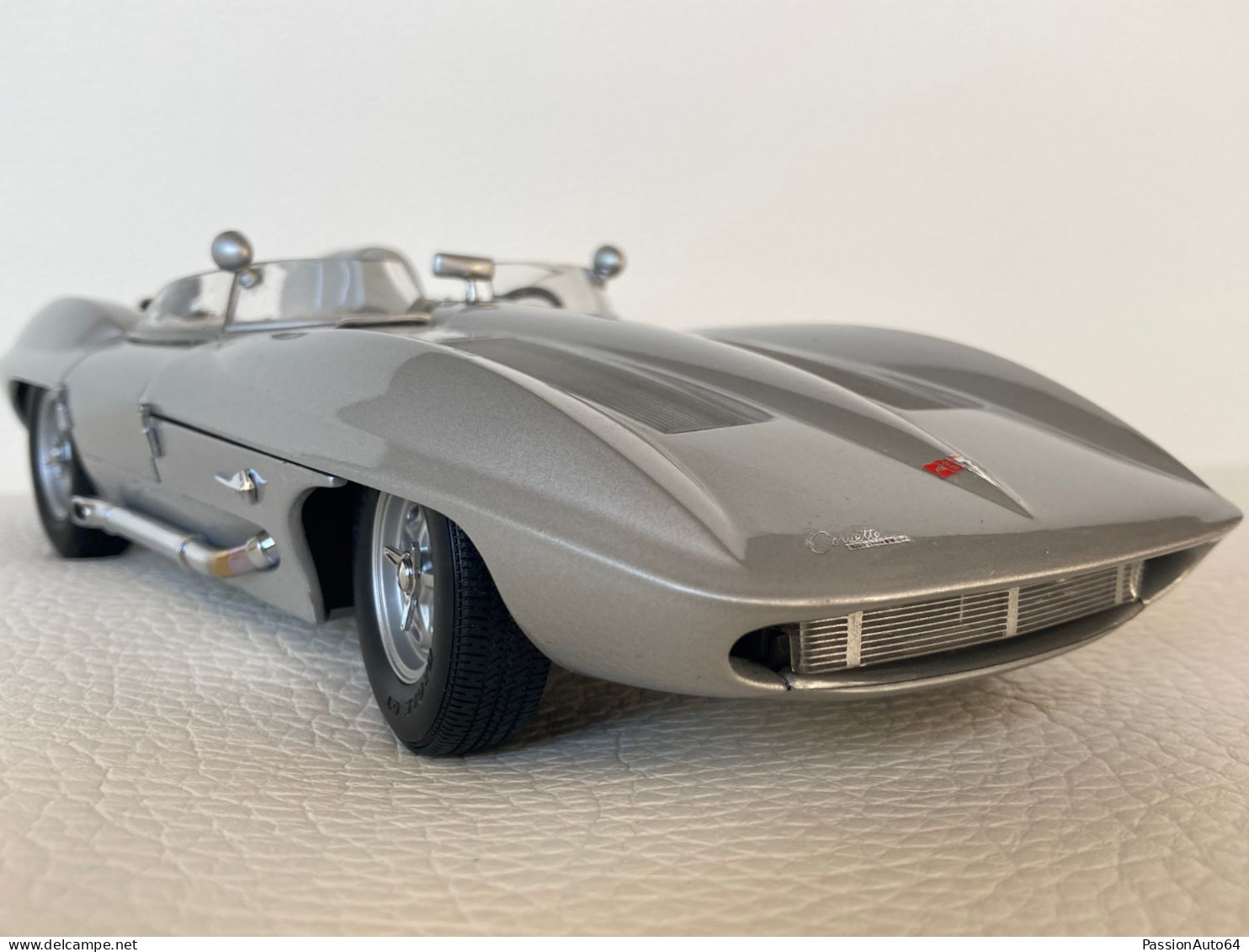 1/18 Autoart Chevrolet Corvette Stingray no Exoto Minichamps Kyosho BBR CMC CMR Norev Solido