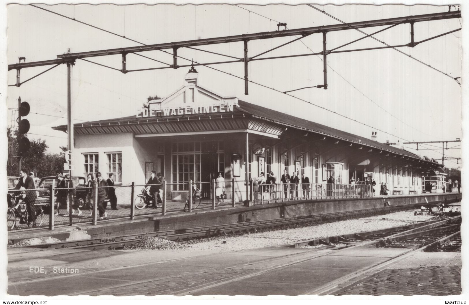 Ede, Station - (Gelderland, Nederland/Holland) - Opel Kapitän, Brommer, Fietsen, Reizigers - 'Ede-Wageningen' - 1964 - Ede