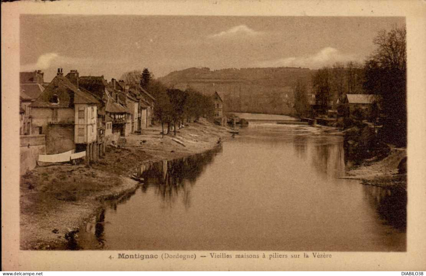 MONTIGNAC     ( DORDOGNE )      VIEILLES MAISONS A PILIERS SUR LA VEZERE - Montignac-sur-Vézère