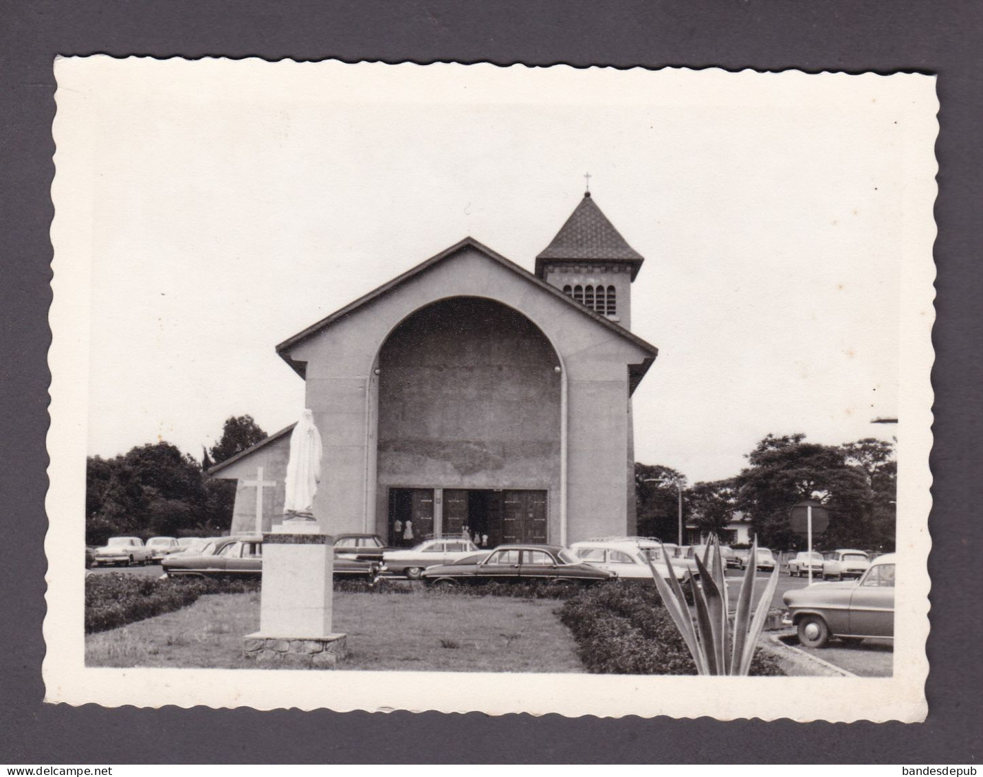 Carte Photo Format CPSM  Congo LIKASI Eglise Ste Therese Voitures Oldtimer Car Dont Citroen DS - Autres & Non Classés