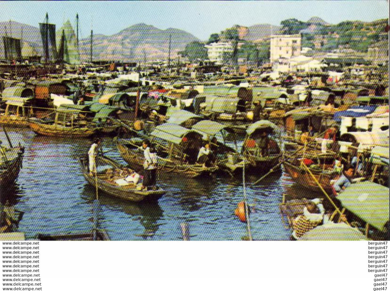 HONG KONG  SHAUKIWAN  In A Busy Corner Of Shaukiwan The Ferry Sampns Wait Their Turn For Passengers - Chine (Hong Kong)