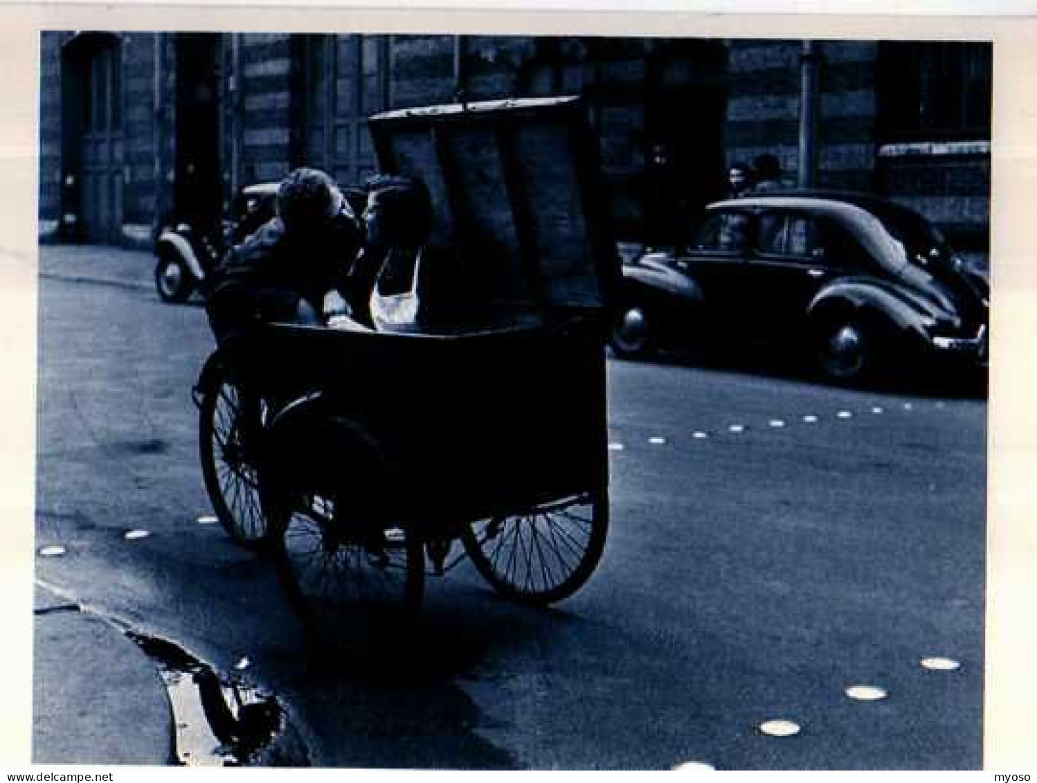 DOISNEAU Kiss, Couple Amoureux En Triporteur, Automobile 4CV Renault - Doisneau