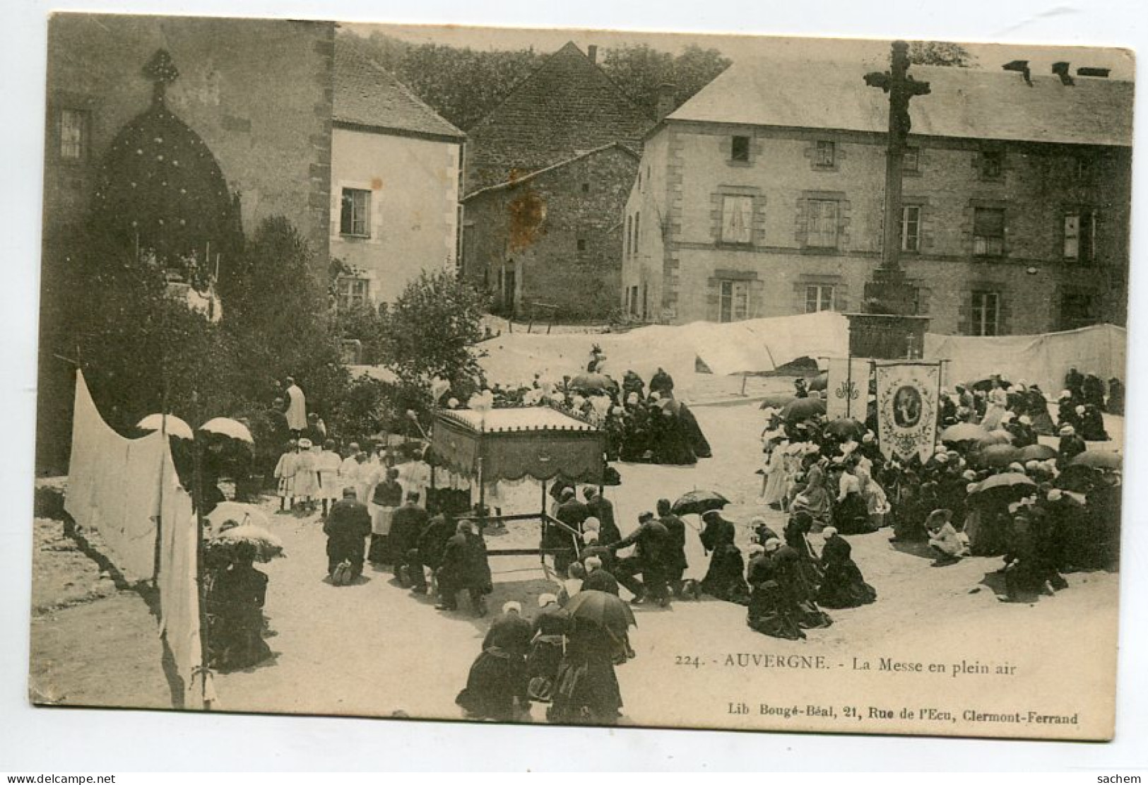 63 MANZAT Localisé à - La Messe En Plein Air  Pélerins Sur La Place  Pres De La Croix  1900 Dos Non Divisé   D06 2022 - Manzat