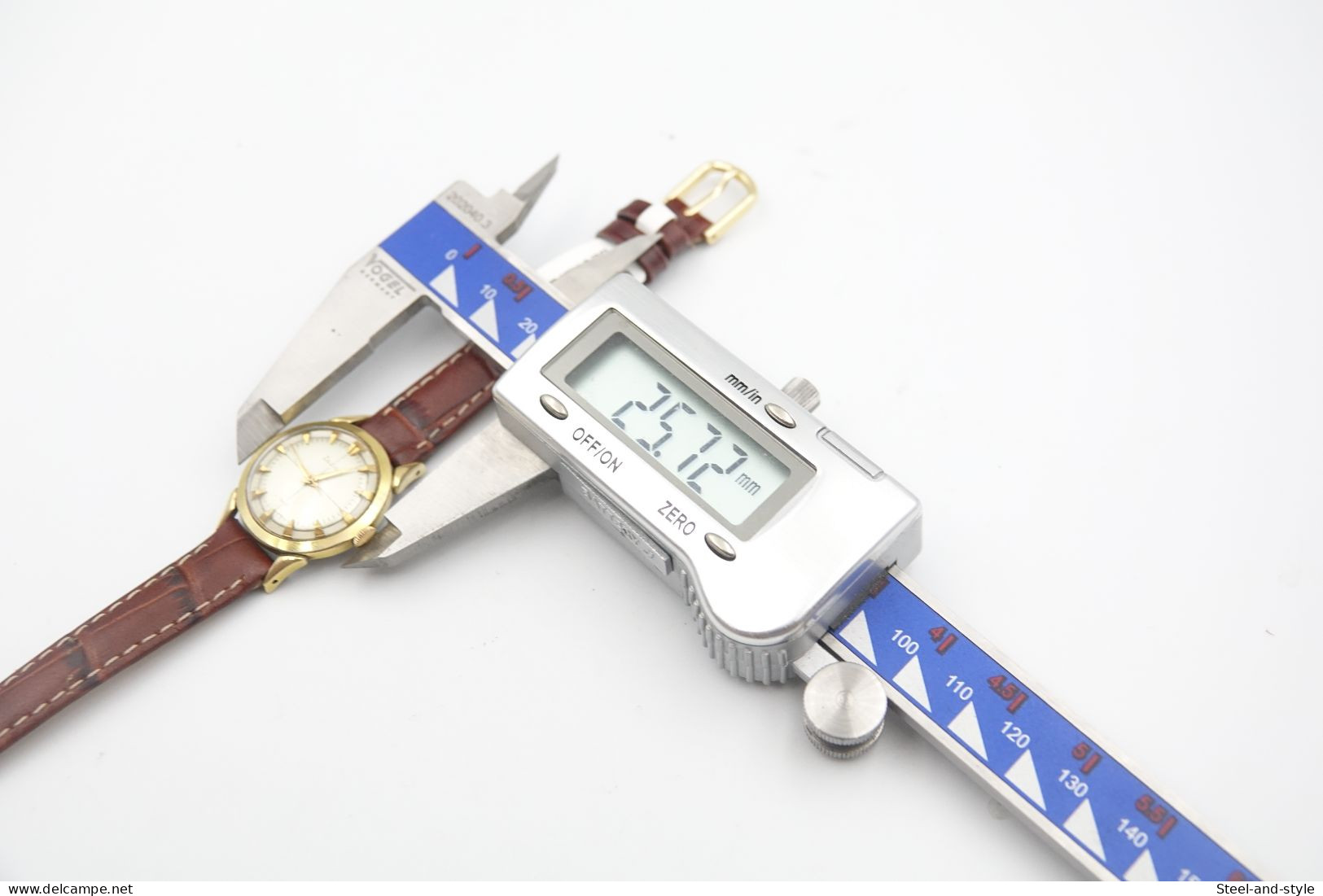 Watches : ZODIAC HAND WIND CROSSHAIR DIAL Ref: 446 - 1980-89's - Original  - Running - Excelent Condition - Horloge: Modern