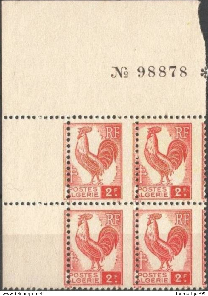 Quatre Timbres D'Algérie Avec Un Coq Et Variété, Décalage De Piquage Vertical - Galline & Gallinaceo