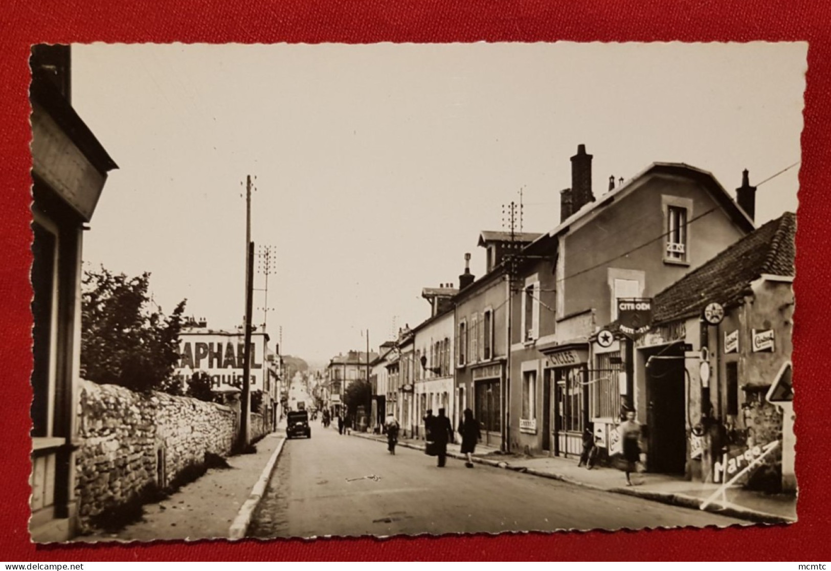 CPSM Petit Format -  Limay -(S.-et-O.)  - Rue Nationale (magasin Cycles) , Azur , Citroën, - Limay