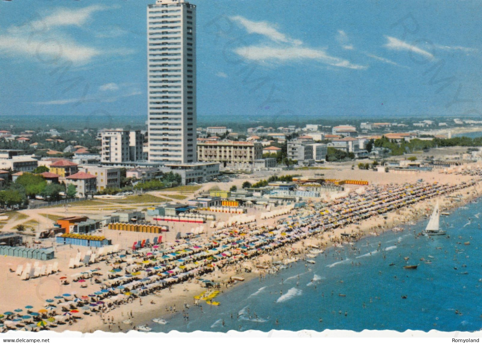 CARTOLINA  CESENATICO,CESENA,EMILIA ROMAGNA-LA SPIAGGIA E IL GRATTACIELO VISTI DALL'ALTO-MARE,VACANZA,VIAGGIATA 1961 - Cesena