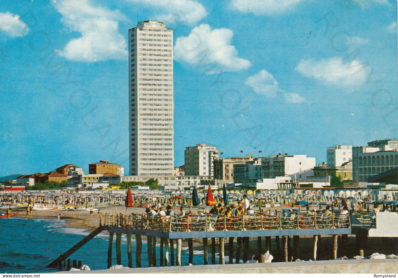 CARTOLINA  CESENATICO,CESENA,EMILIA ROMAGNA-SPIAGGIA E GRATTACIELO-MARE,SOLE,VACANZA,BARCHE A VELA,VIAGGIATA 1970 - Cesena