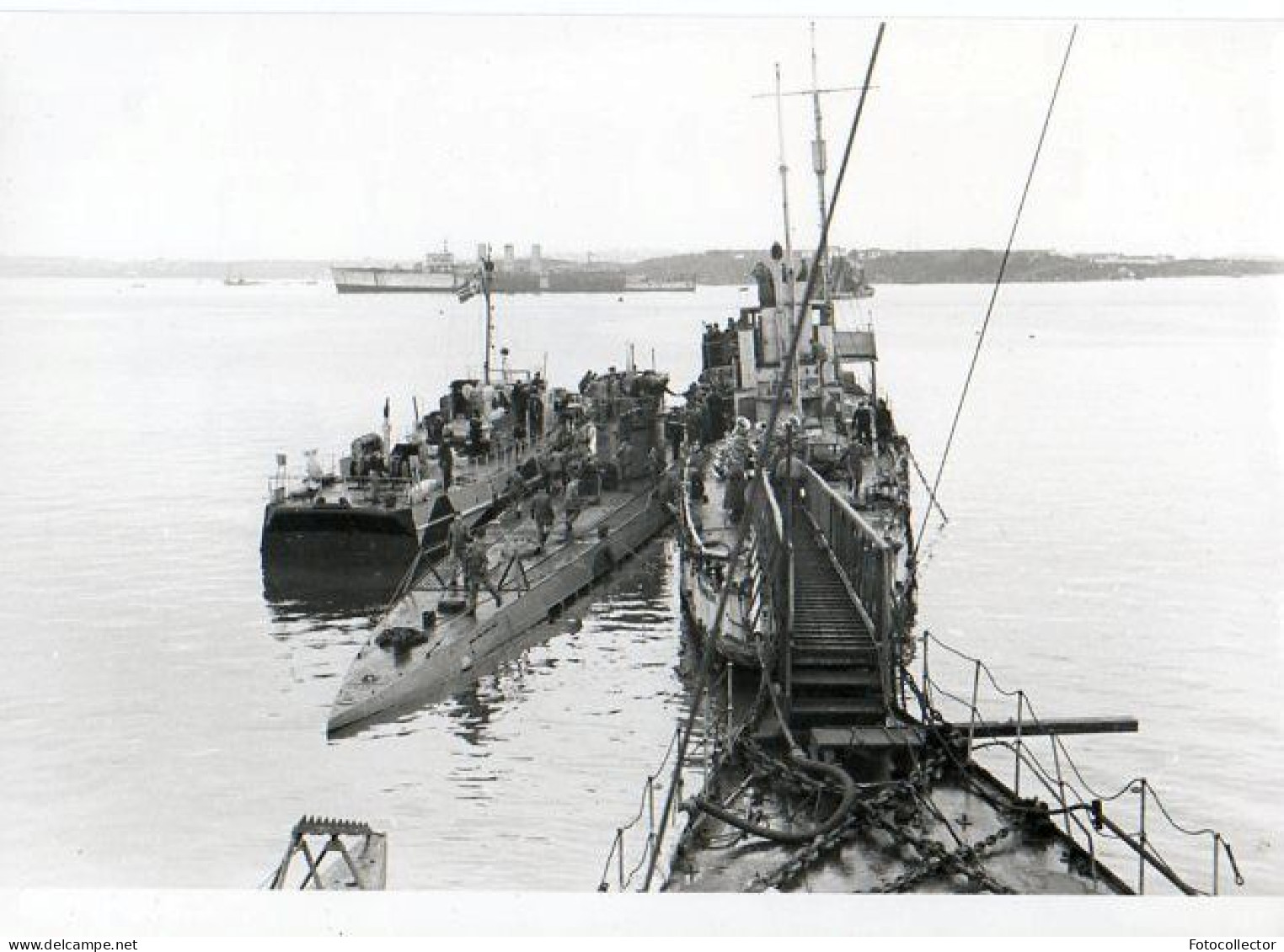 Lorient Keroman (56) : U-boote Avec En Arrière Plan Le Croiseur Strasbourg (ex Regensburg) Qui Sera Coulé En 1944 - Bateaux