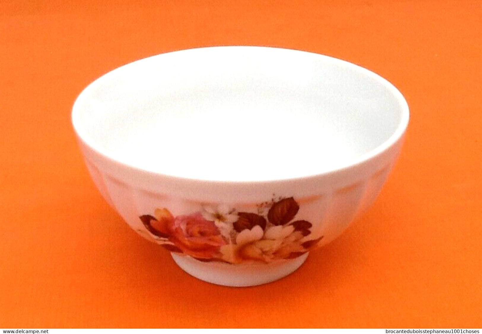 Bol Côtelé   Porcelaine Blanche à Décor De Roses - Autres & Non Classés