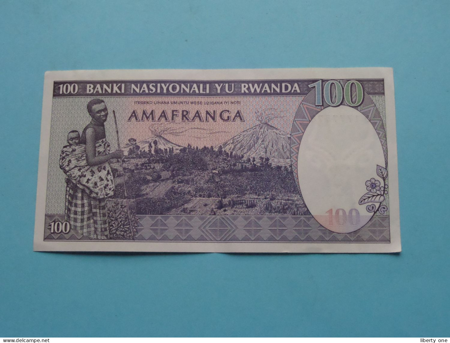 100 Cent Francs ( See / Voir Scans ) Banque Nationale Du RWANDA - 1-08-1982 ( Circulated ) XF ! - Ruanda