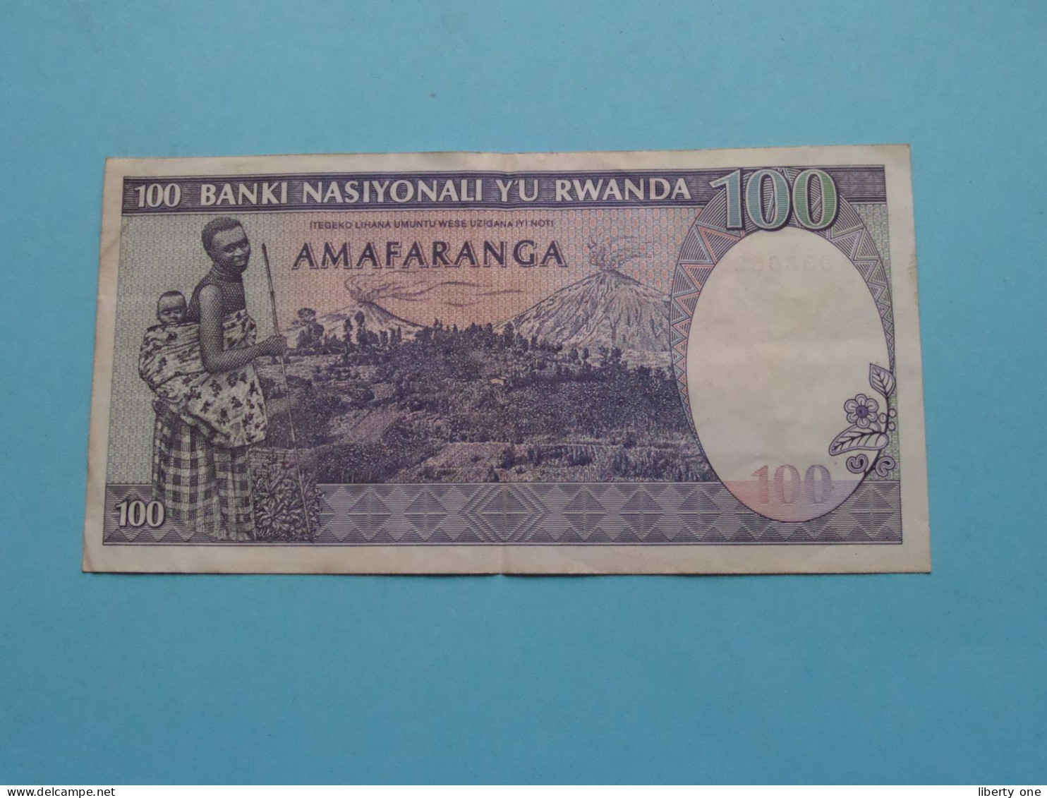 100 Cent Francs ( See / Voir Scans ) Banque Nationale Du RWANDA - 1-08-1982 ( Circulated ) VF ! - Ruanda