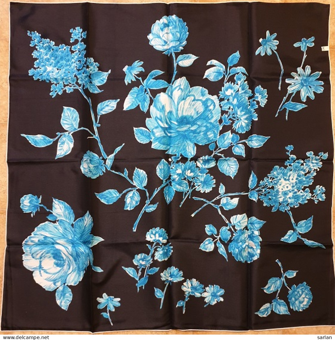 Foulard En Soie Avec étiquette , Fleurs Bleues , * B 009 - Hoofddoeken En Sjaals