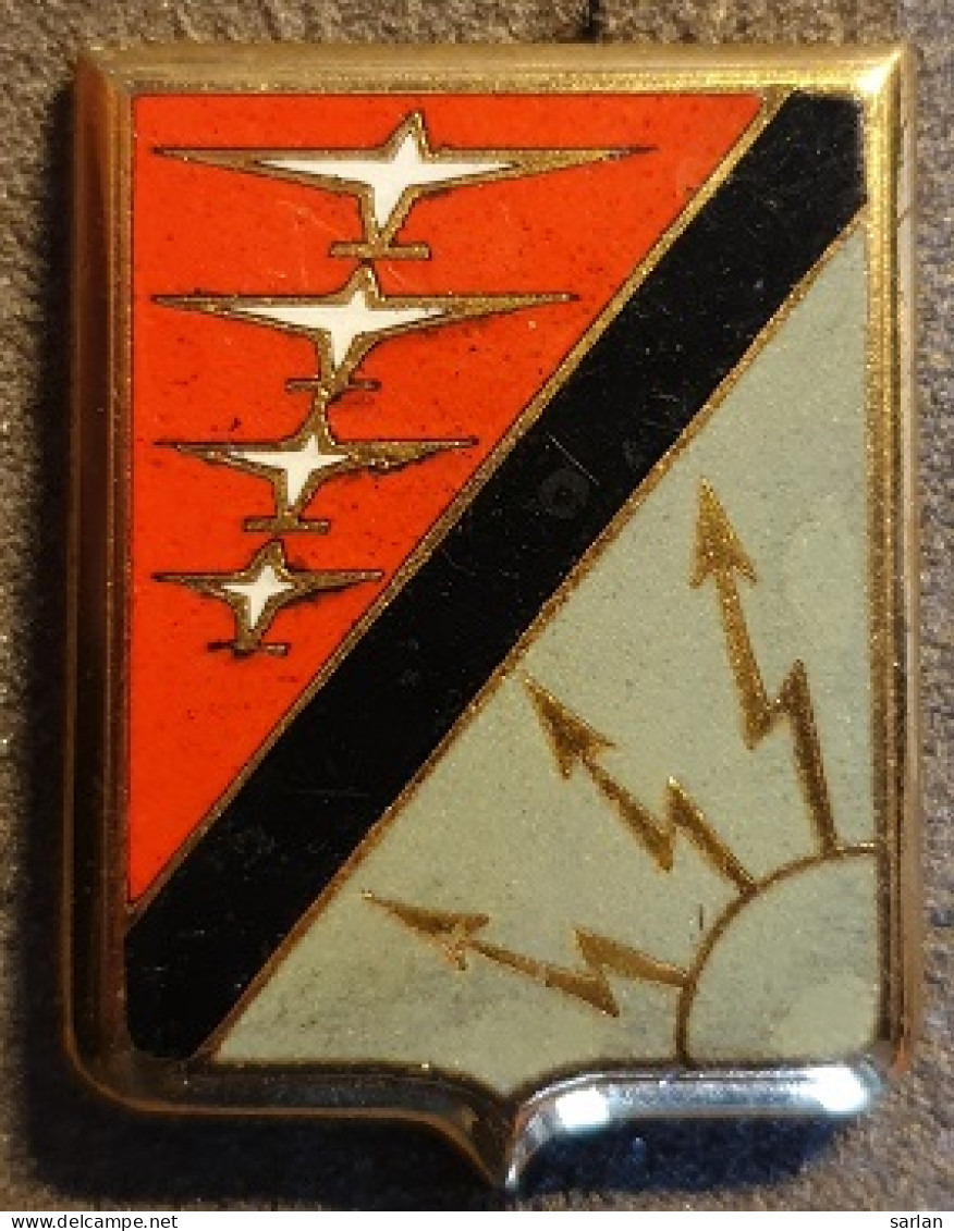 Insigne Militaire 24 , Base Aérienne 902, CONTREXEVILLE, émail, Sans Sigle - Airforce