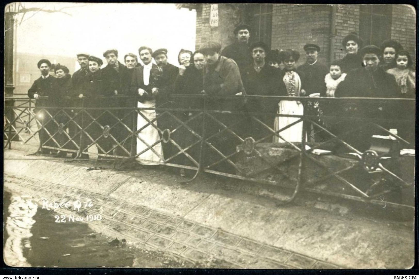 75 PARIS - QUAI DE LA RAPEE - LA POPULATION FACE AUX INONDAIONS - 20 NOVEMBRE 1910 - CPA PHOTO - Distretto: 12