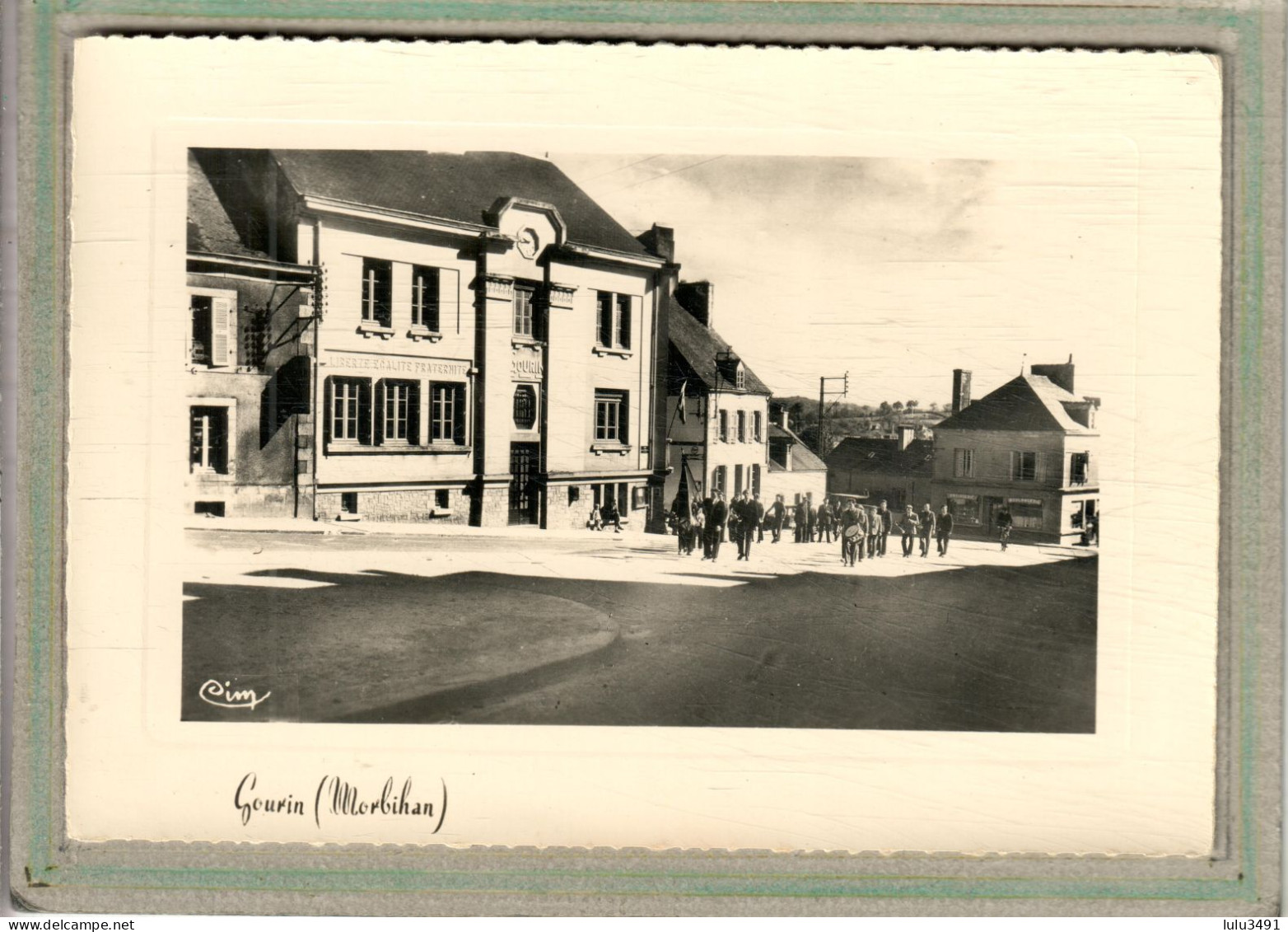 CPSM Dentelée (56) GOURIN - Défilé De Clique Musicale Devant L'Hôtel De Ville Dans Les Années 50 - Gourin