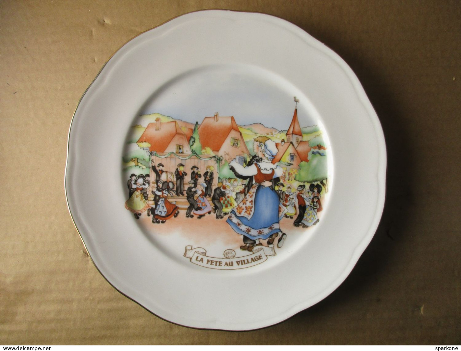 Assiette Plate Animées - La Fête Au Village - Porcelaine De Limoges France - Kanterbrau - La Bière De Maître Kanter - Plates