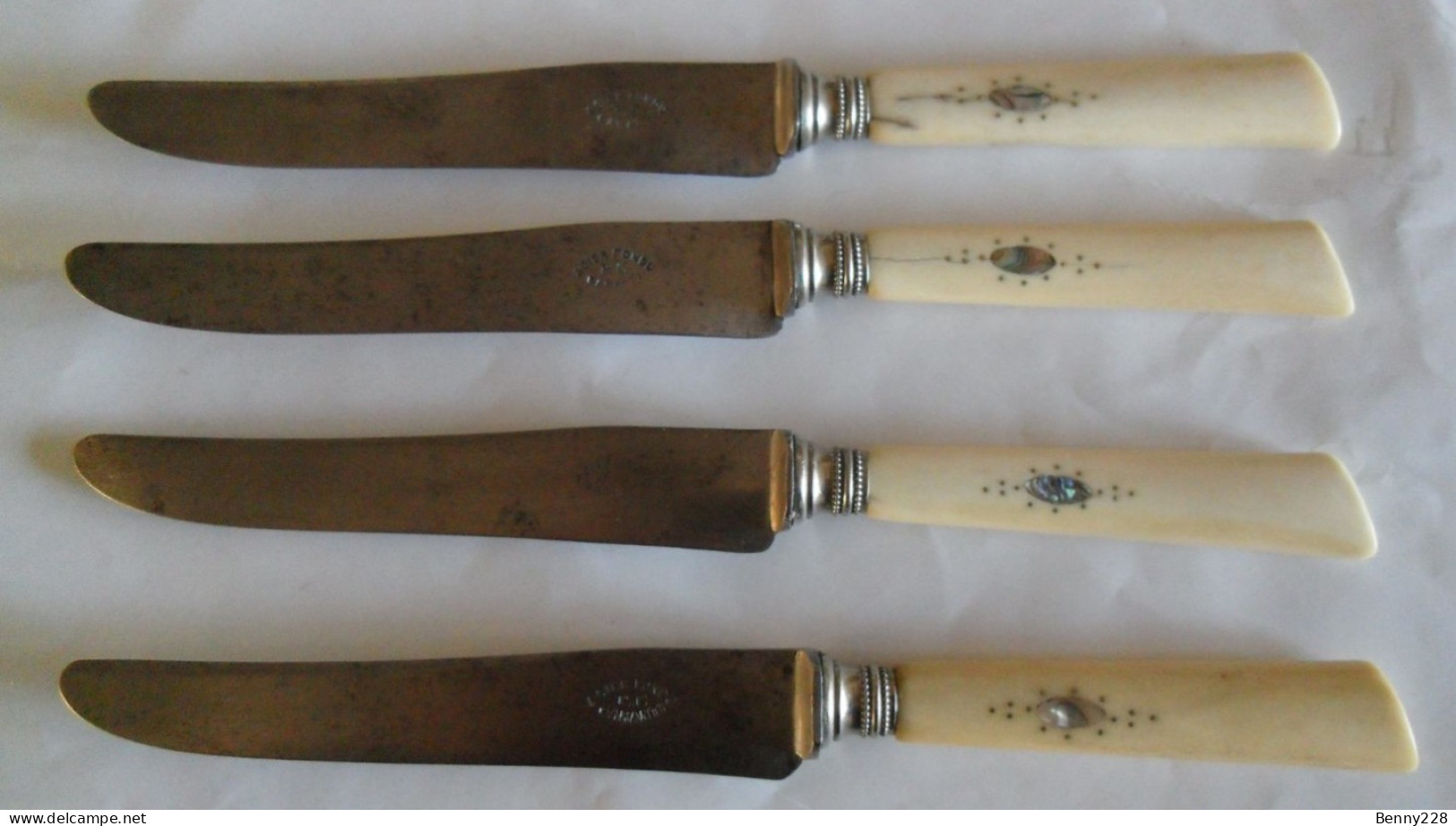 4 Anciens Couteaux De Table Lame Acier Fondu, Manche Os Et Nacre. Style Napoléon III - Knives