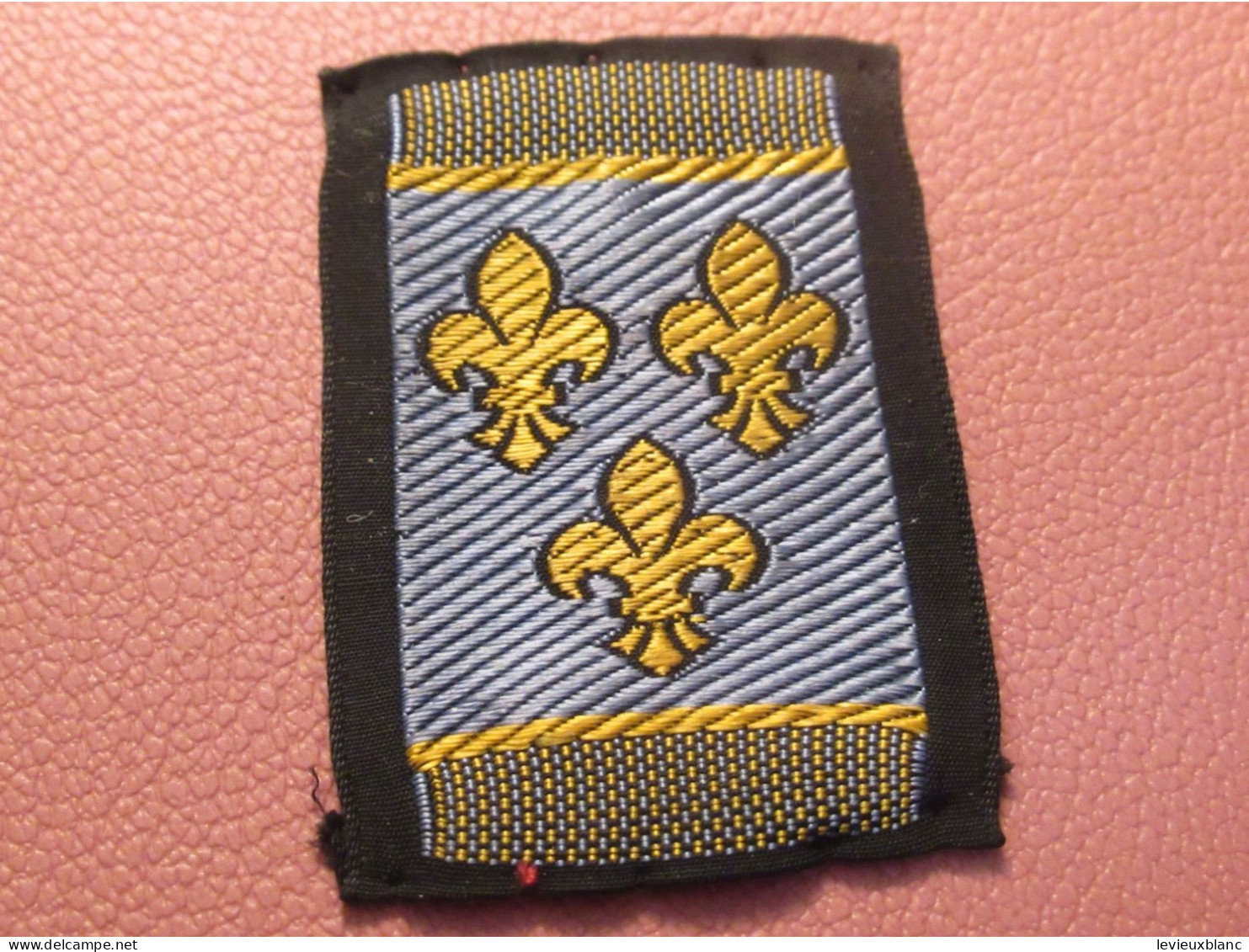 Scoutisme Canada/ Etiquette Tissu/ Avec 3 Fleurs De Lys /année 1940-1960                  ET581 - Scoutismo