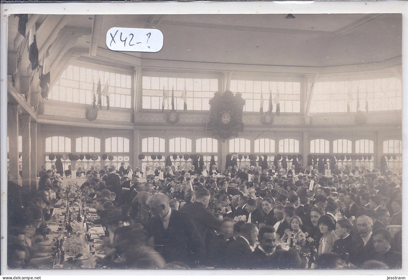 CARTE-PHOTO- A IDENTIFIER- BANQUET A L INTERIEUR D UNE HALLE- OU ?- MARQUEE CROSIER AU DOS - Da Identificare