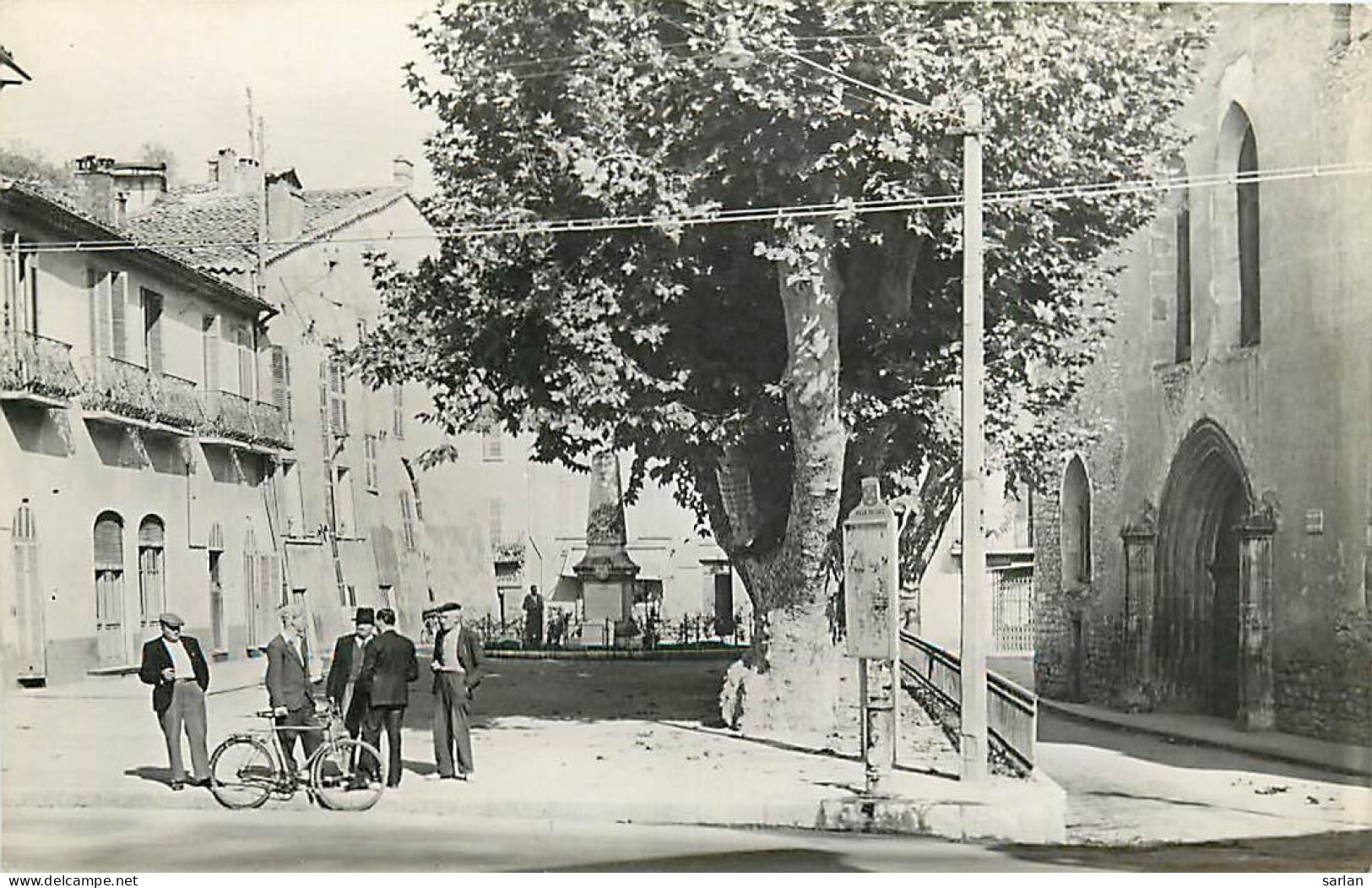 83  , LE LUC , Photo , Place Auguste Blanqui Et église , * 236 96 - Le Luc