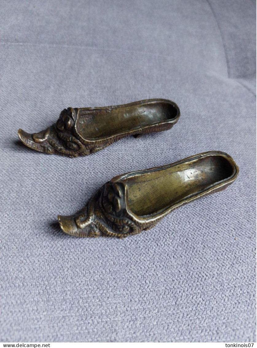 Petite Paire Miniature De Pantoufles Ou Chaussures 19e Siècle En Bronze - Bronzes