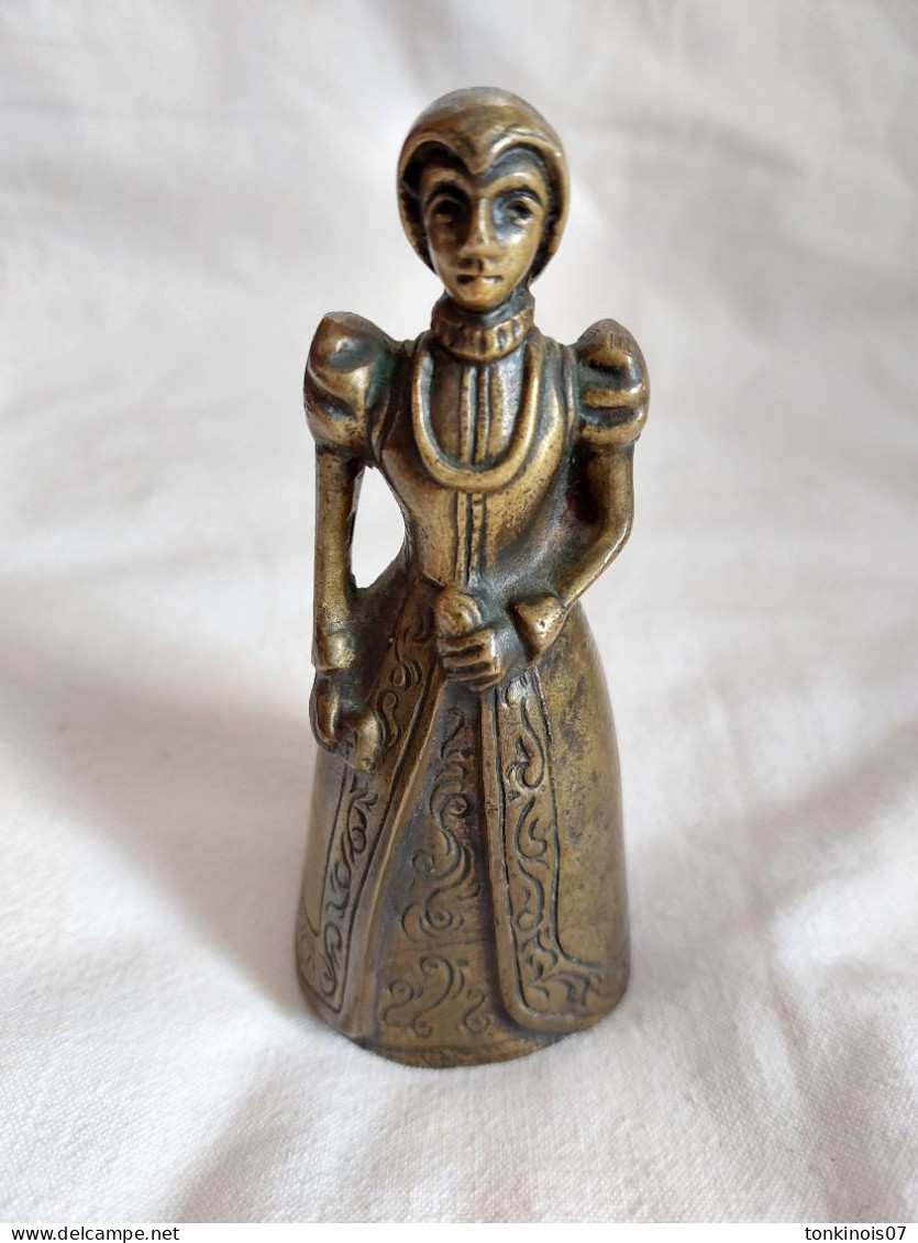 Superbe Clochette En Bronze 19e Siècle Représentant Une Femme Du Moyen âge - Bronzes