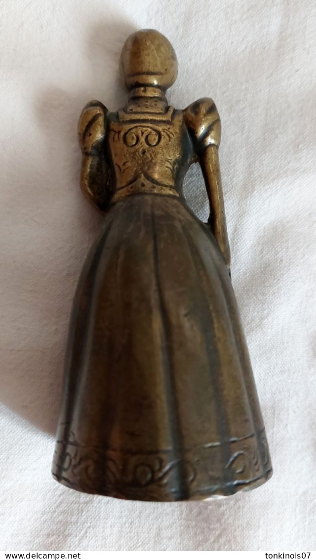 Superbe Clochette En Bronze 19e Siècle Représentant Une Femme Du Moyen âge - Bronzi