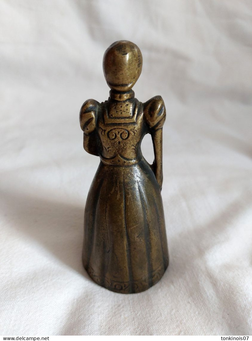 Superbe Clochette En Bronze 19e Siècle Représentant Une Femme Du Moyen âge - Bronzen