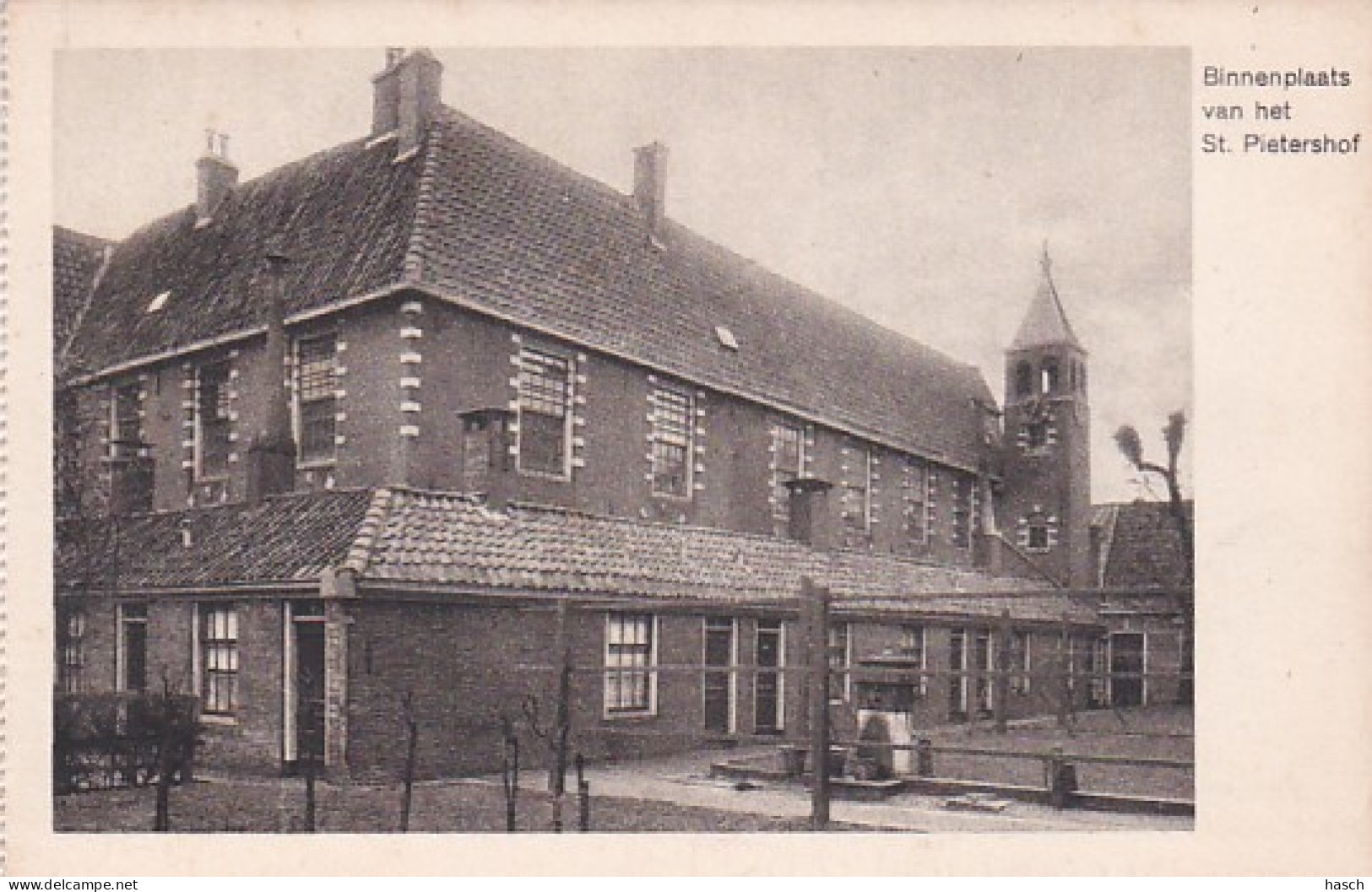 483168Hoorn, Binnenplaats Van Hat St. Pietershof. - Hoorn