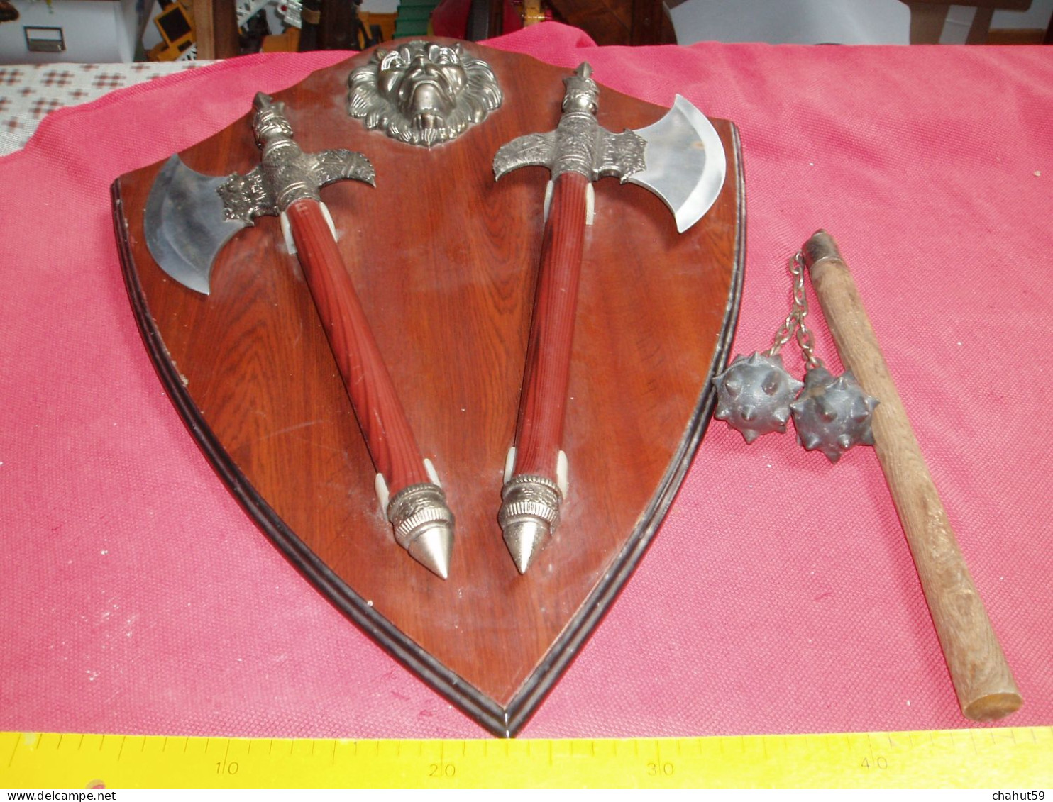 2 HACHES SUR BLASON avec un FLEAU D'ARME  POUR DECORATION OU POUR RECONSTITUTION .(Genre moyen age).