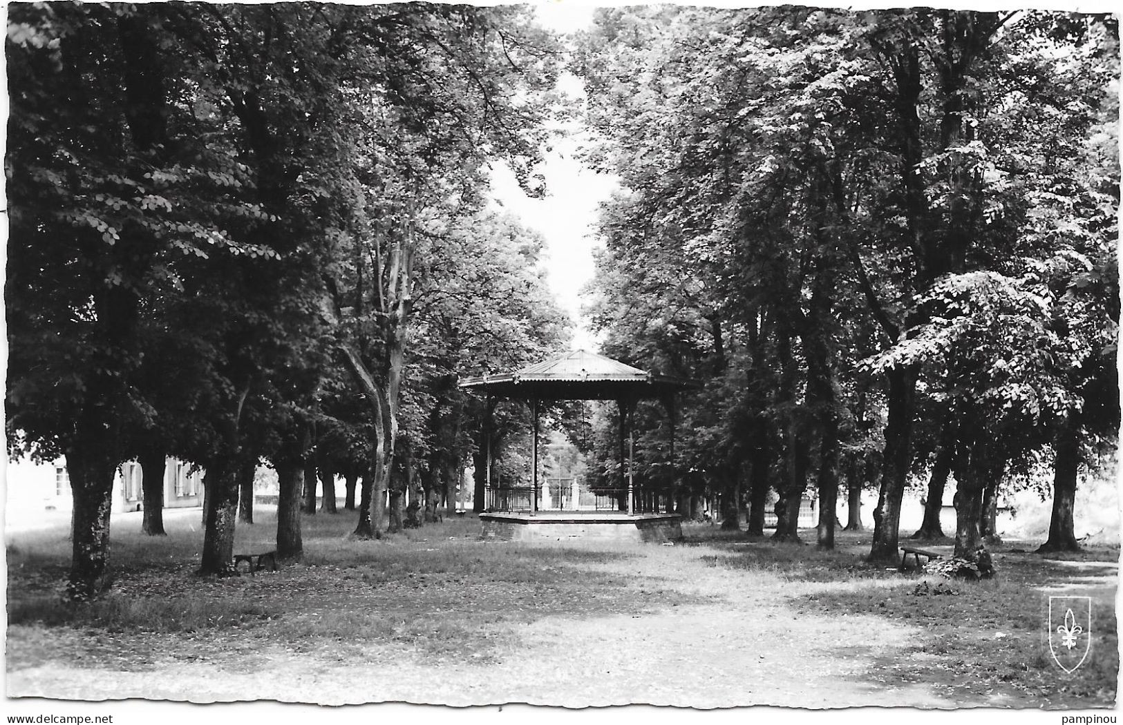 58 GUERIGNY - Allées Et Kiosque à Musique - Semi Moderne PF - Guerigny