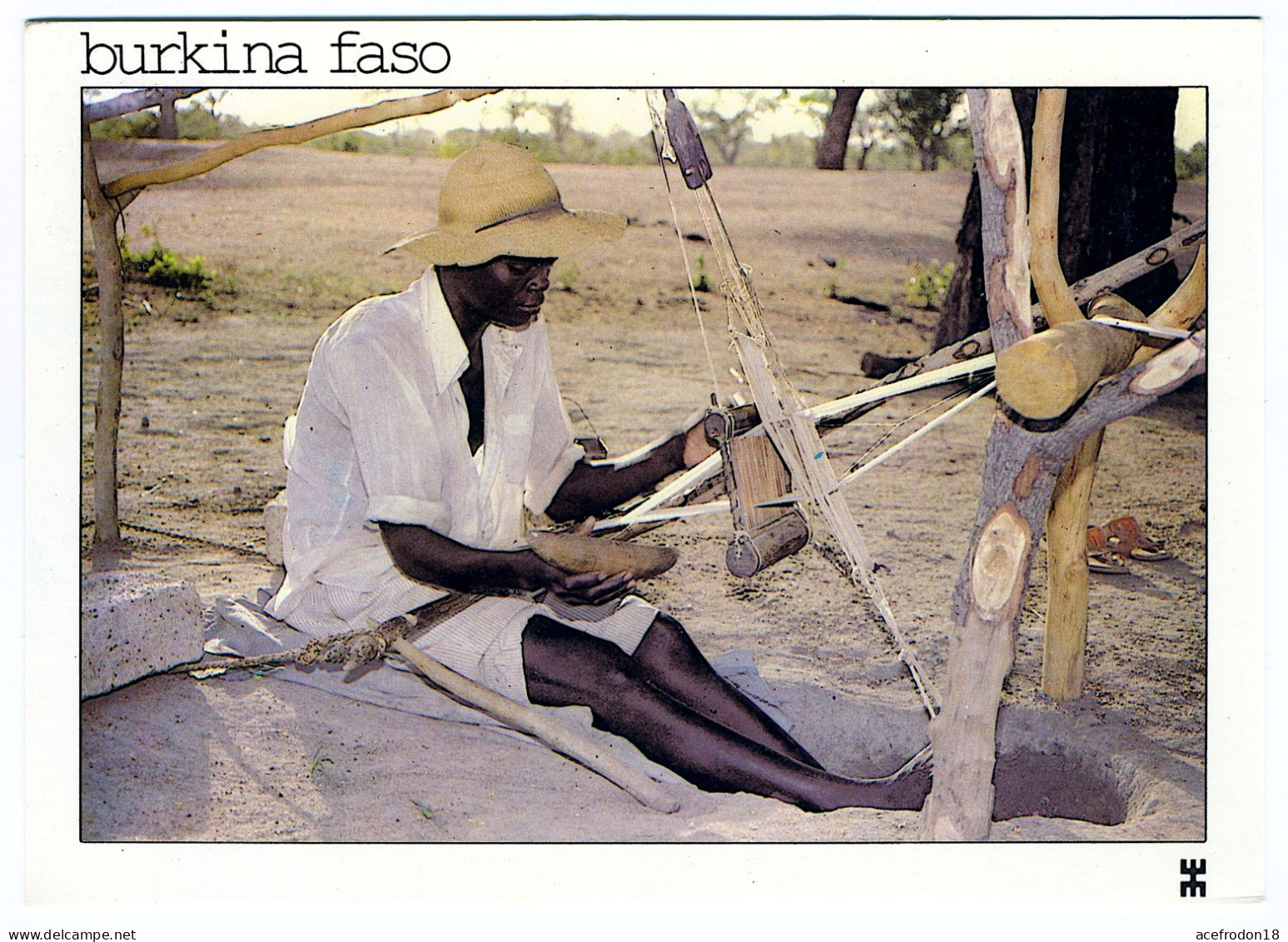 Près De Ouagadougou, Province De Kadiogo, Jeune Tisserand Achevant Sa Longue Journée De Travail - Burkina Faso