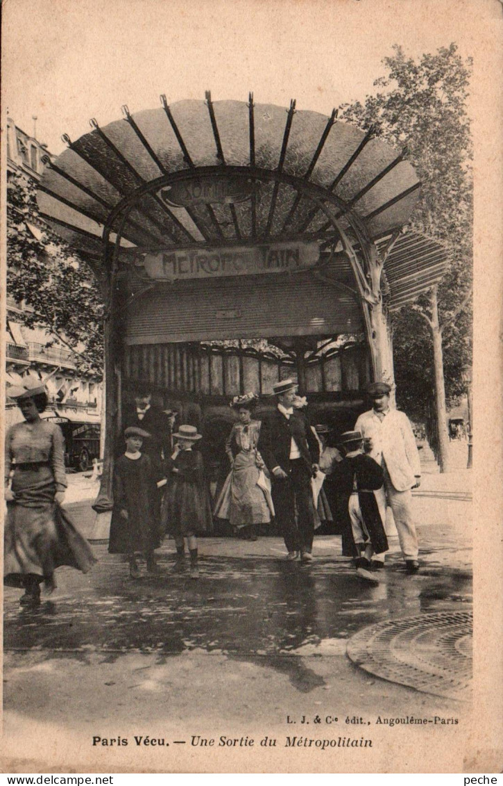 N°120662 -cpa Paris -une Sortie Du Métropolitain- - Métro