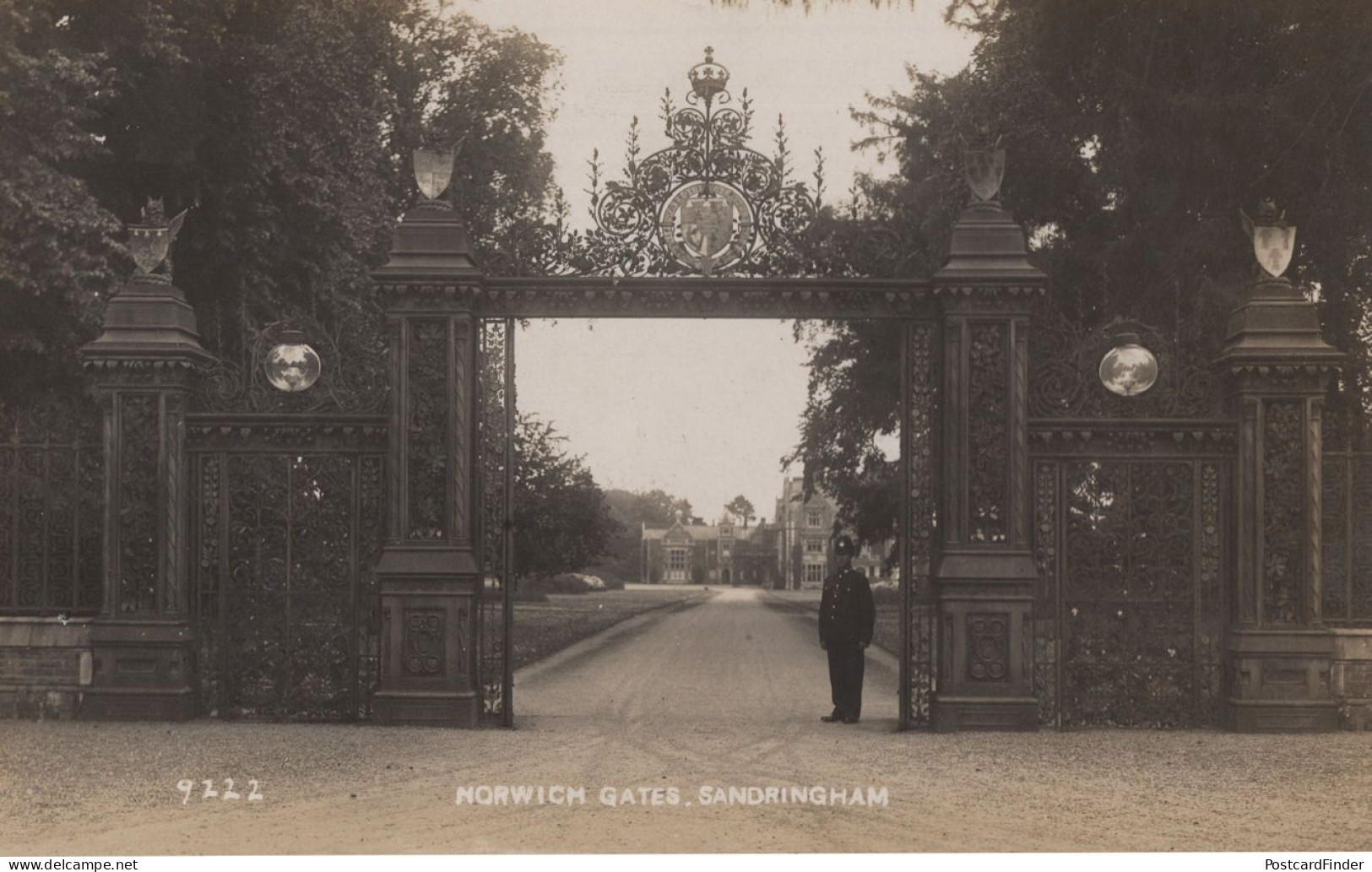 Policeman Police On Duty At Norwich Gates Sandringham Norfolk RPC Postcard - Police - Gendarmerie