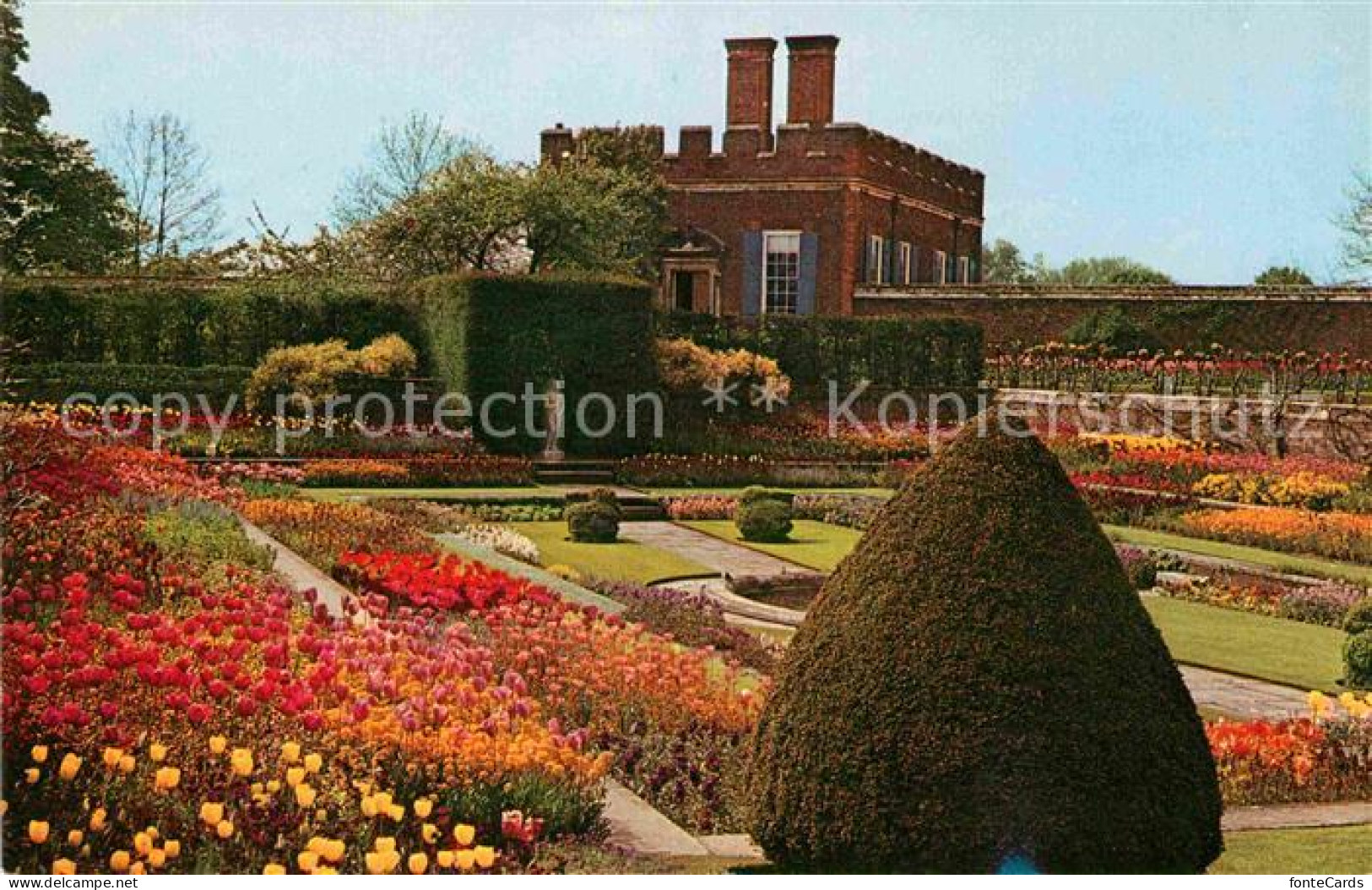 72762861 Hampton Court The King's Privy Garden Hampton Court - Herefordshire