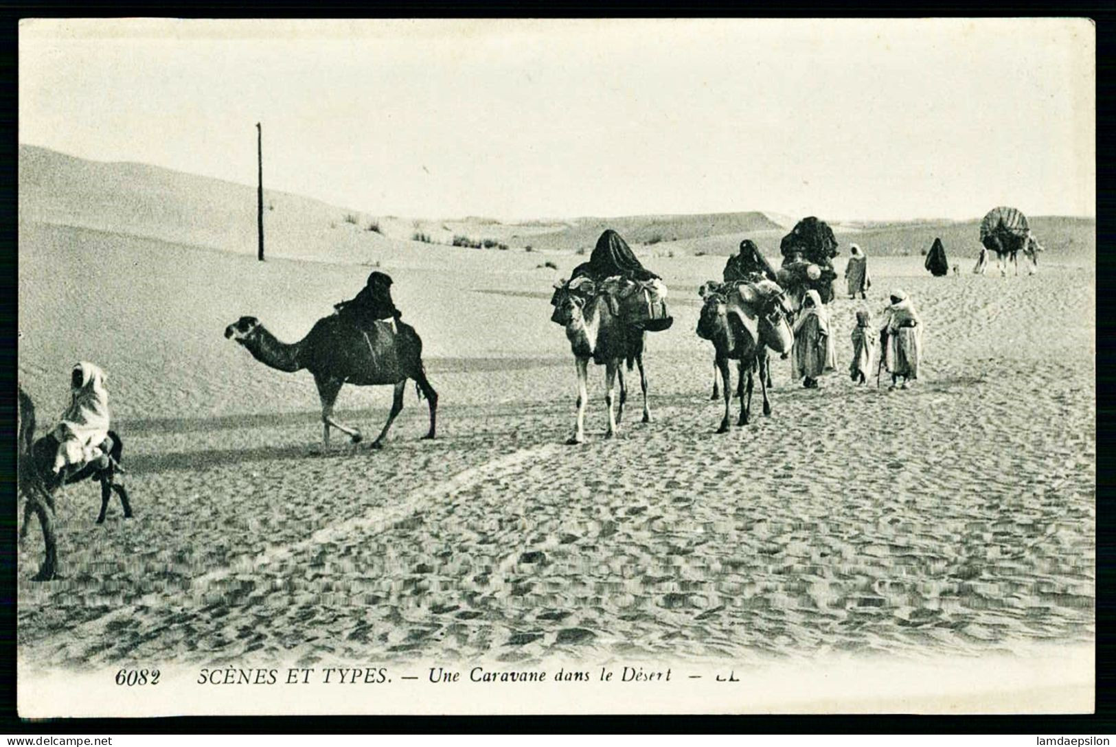 A65  ALGERIE CPA  SCENES ET TYPES - UNE CARAVANE DANS LE DESERT - Collezioni E Lotti