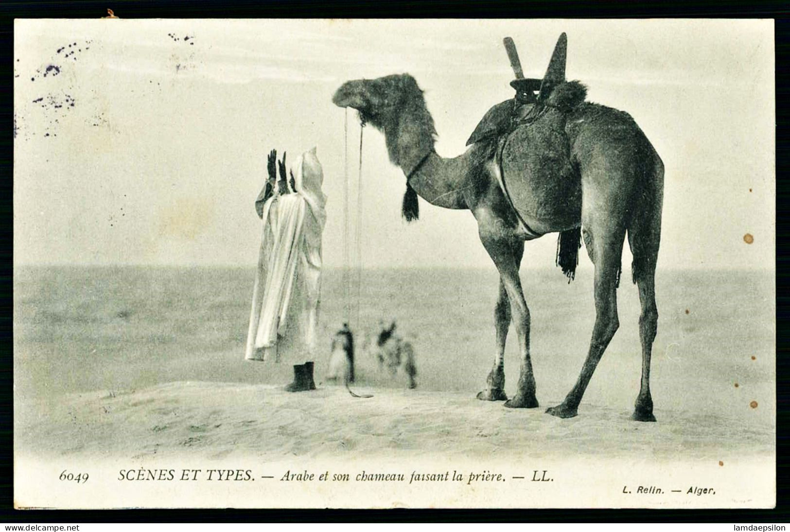 A65  ALGERIE CPA  SCENES ET TYPES - ARABE ET SON CHAMEAU FAISANT LA PRIERE - Collections & Lots