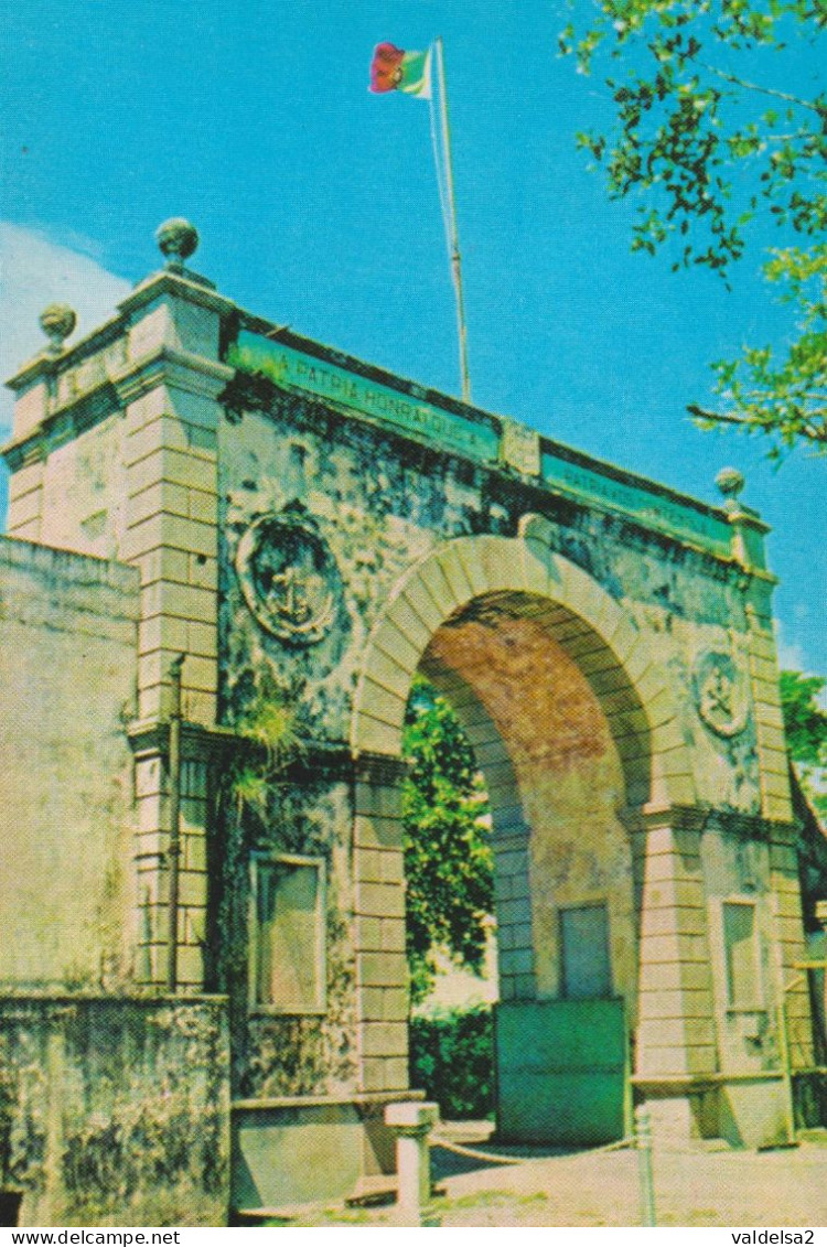 ASIA - MACAO / MACAU - THE BOARDER GATE SEPARATING - 1982 - Macao