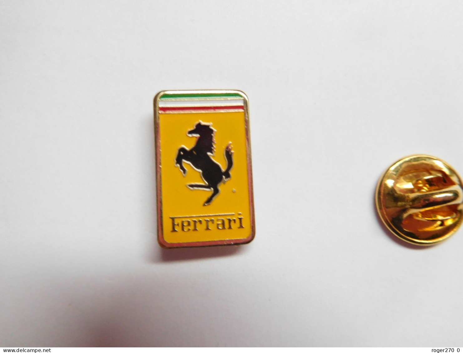 Beau Pin's , Auto Logo Ferrari , Dimensions : 12x20 Mm - Ferrari