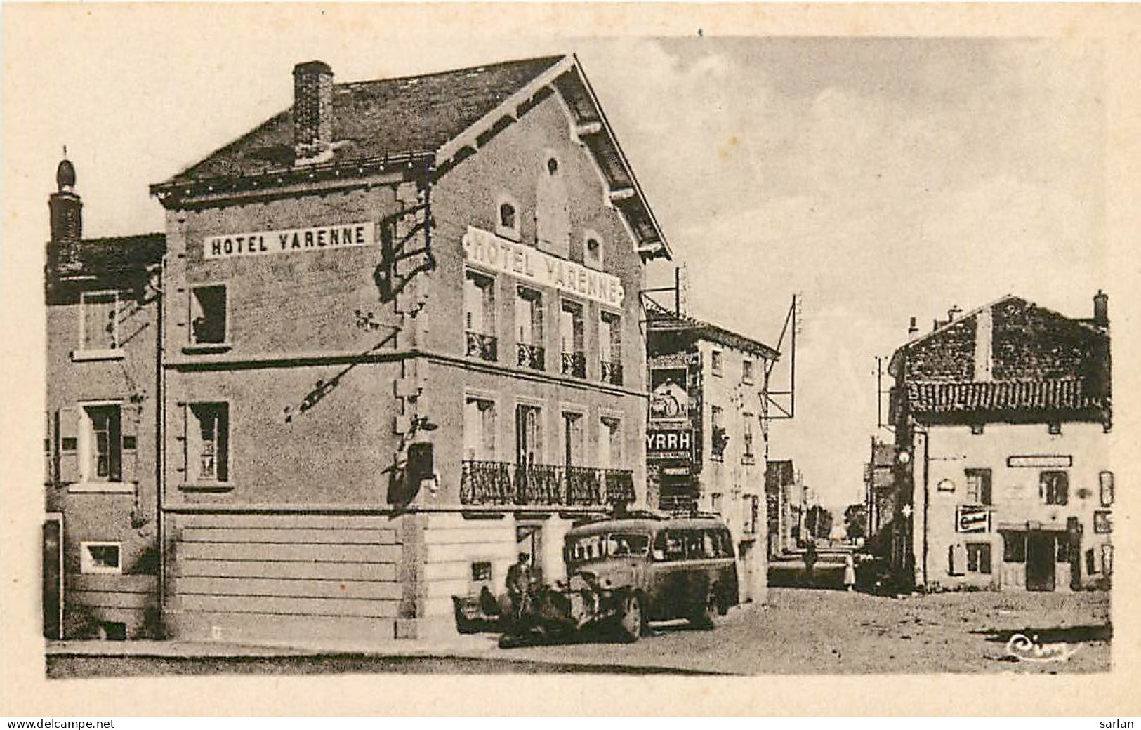 43 , LOUDES , Route Du Puy , Arrivée De L'autobus , Hotel Varenne , CF * 344 87 - Loudes