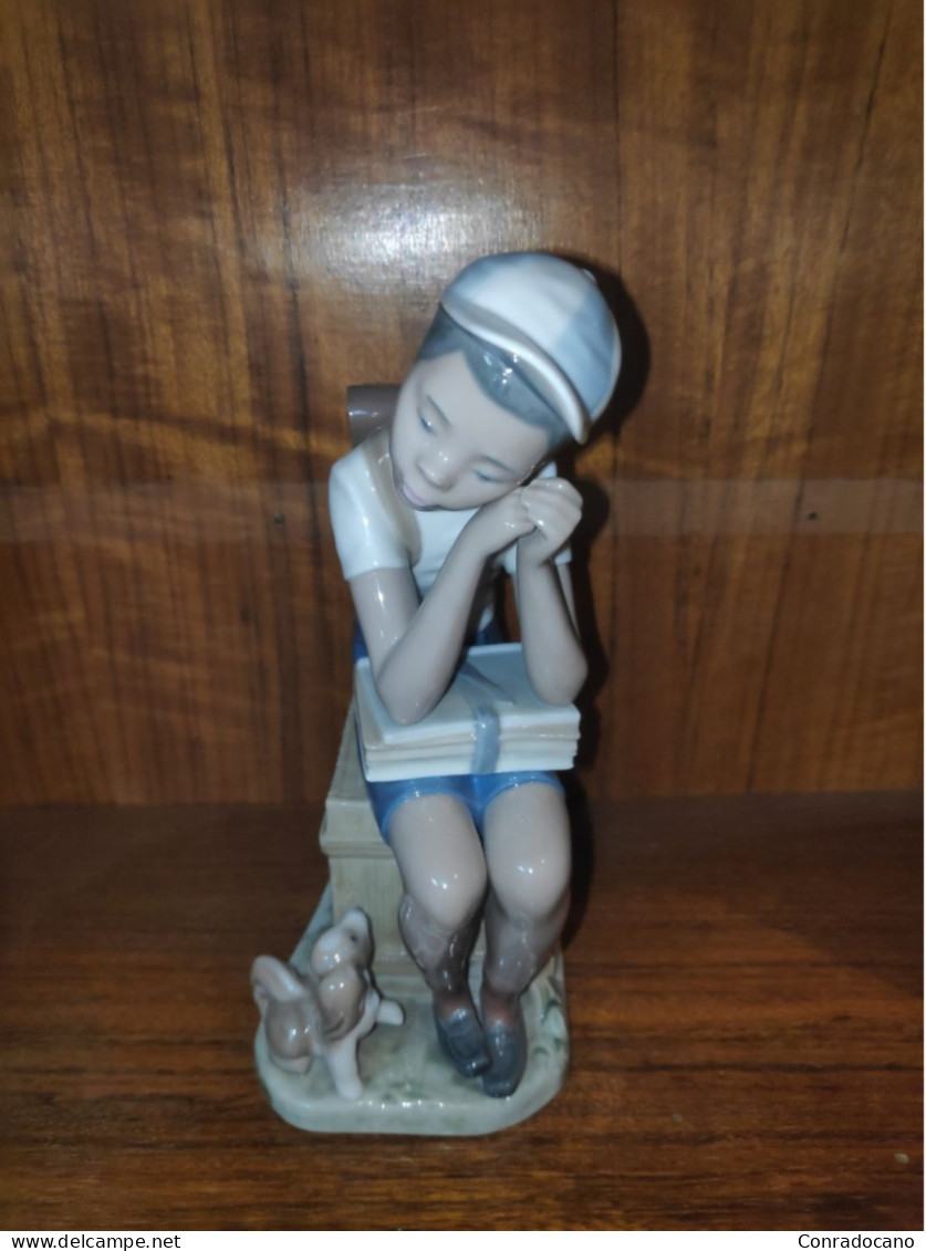 01005250 COLEGIAL CON PERRITO. FIGURA PORCELANA LLADRÓ DESCATALOGADA - Lladro (ESP)