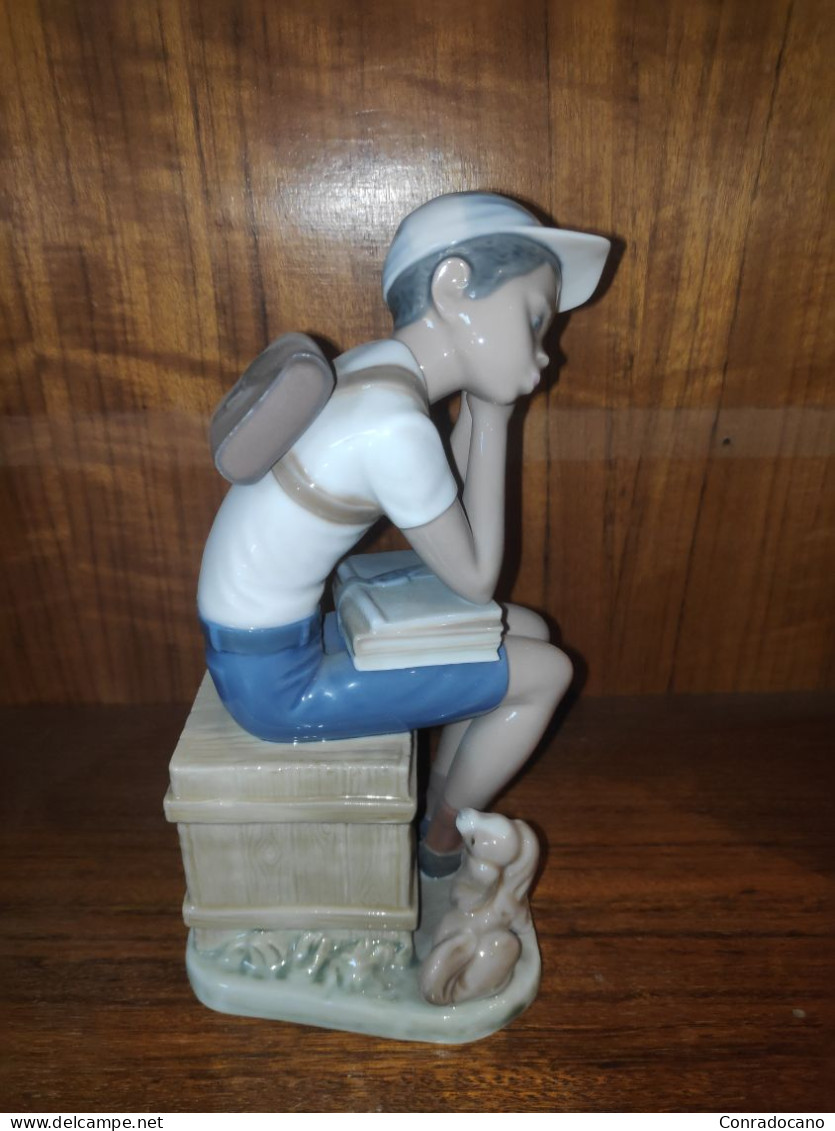 01005250 COLEGIAL CON PERRITO. FIGURA PORCELANA LLADRÓ DESCATALOGADA - Lladro (ESP)