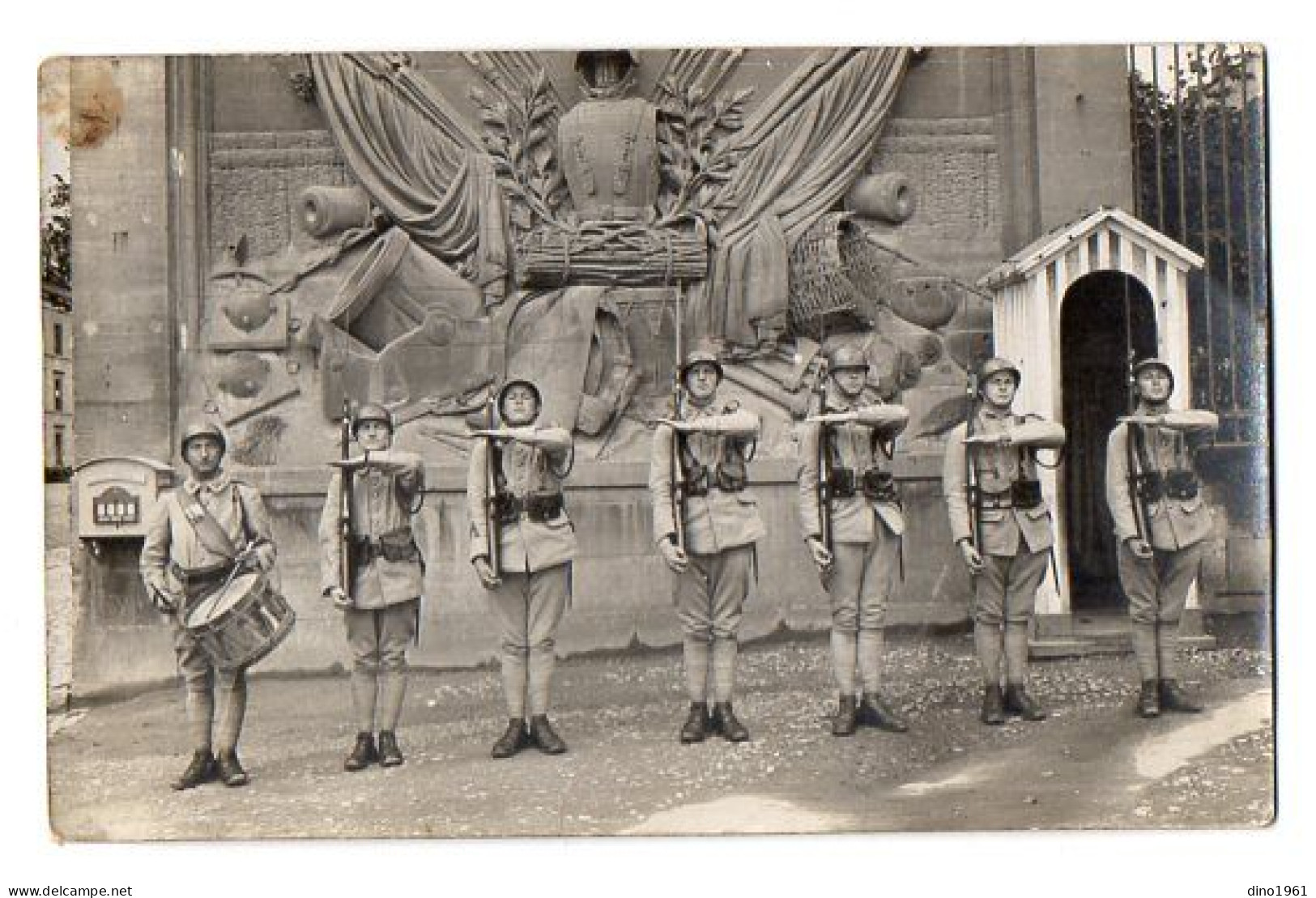 CPA 3489 - MILITARIA - Carte Photo Militaire - Un Groupe De Soldats En Tenue De Campagne N° 151 Sur Les Cols à METZ - Personen