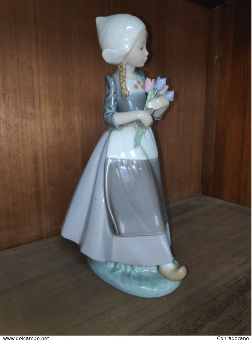 01005065 HOLANDESITA CON TULIPANES. FIGURA PORCELANA LLADRÓ DESCATALOGADA - Lladro (ESP)