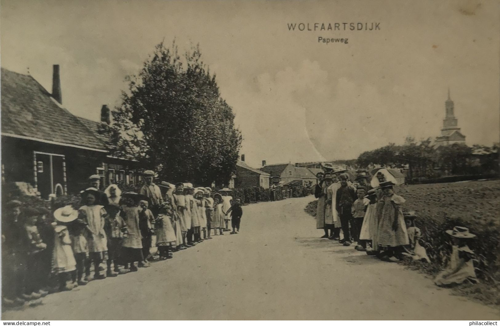 Wolfaartsdijk (Wolphaartsdijk) Veel Volk In Het Dorp (Papeweg) 1911  Topkaart - Sonstige & Ohne Zuordnung