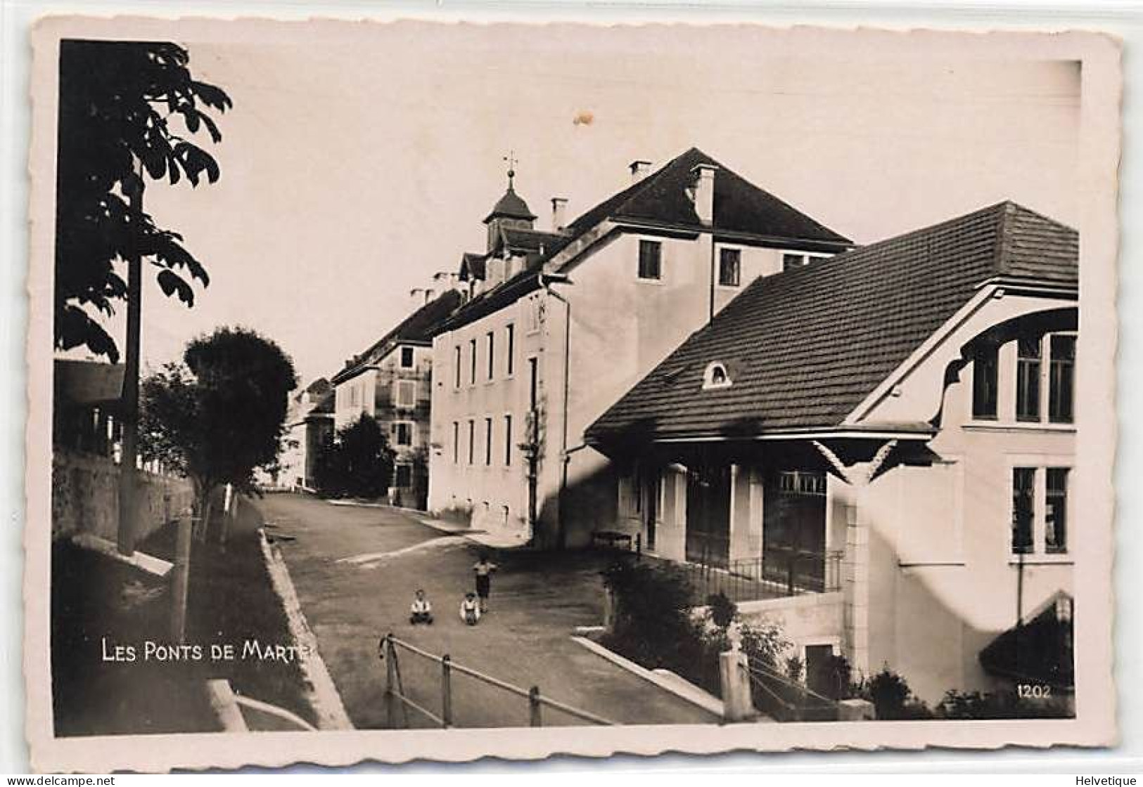 Ponts De Martel Avec Le Collège Au Fond Enfants. - Ponts-de-Martel